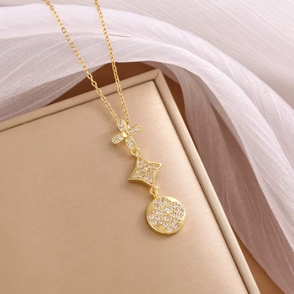 18KT Silver Flour Leaf Clover Cubic Zircon Necklace - Picture 5 of 7